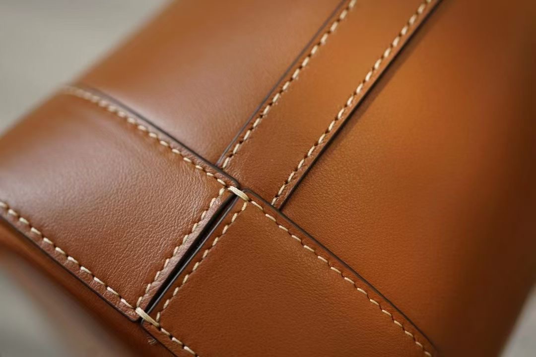 **do** กระเป๋าหนังแท้ Celine BUCKET CUIR TRIOMPHE IN SMOOTH CALFSKIN หนังนุ่มสวยมาก ของใหม่ แท้