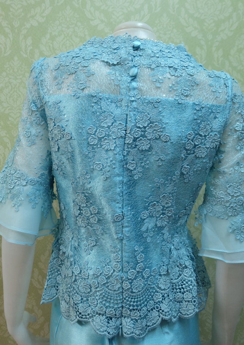 ชุดผ้าไหมอิตาลี อัดผ้ากาวทั้งตัว แต่งด้วยลูกไม้ฝรั่งเศสทั้งด้านหน้าและด้านหลัง แขนสามส่วน สีฟ้า เสื้อ+กระโปรงยาว เบอร์ 38