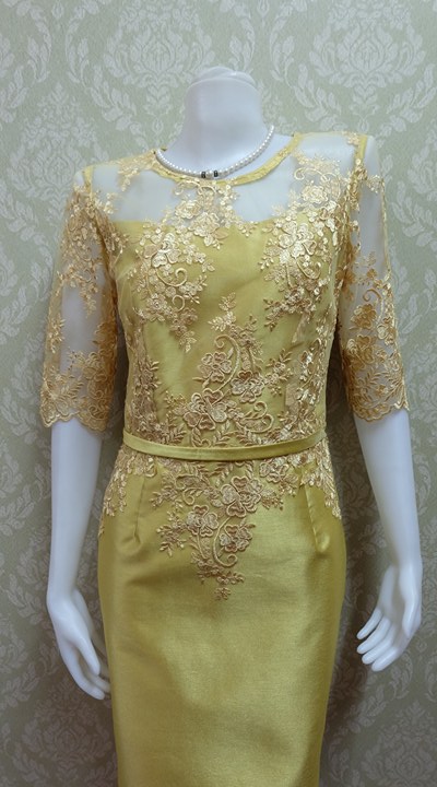 ชุดแซกผ้าไหมอิตาลีอัดกาว แขนสามส่วน แต่งด้วยลูกไม้นอกทั้งด้านหน้าและด้านหลัง ซิปหลัง เบอร์ 36 สีทอง