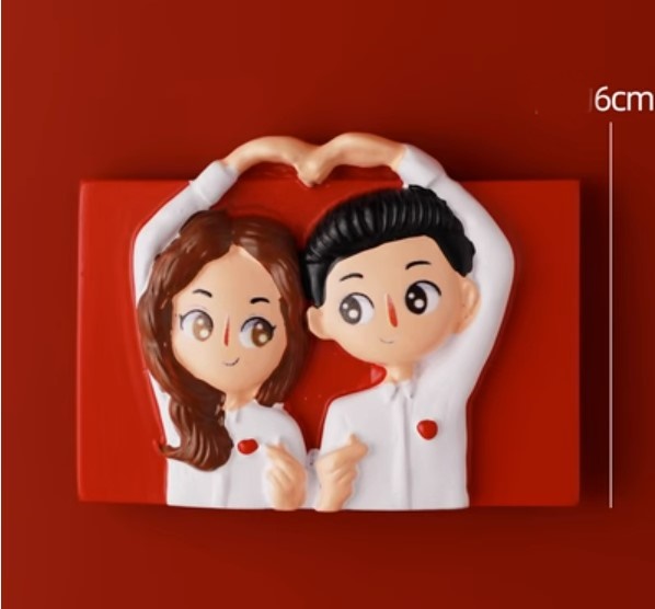 แม่เหล็กติดตู้เย็น คู่บ่าวสาว ซารางเฮโย ของขวัญ ของชำร่วยงานแต่งงาน คู่รัก แบบน่ารัก ๆ สีแดง 752694
