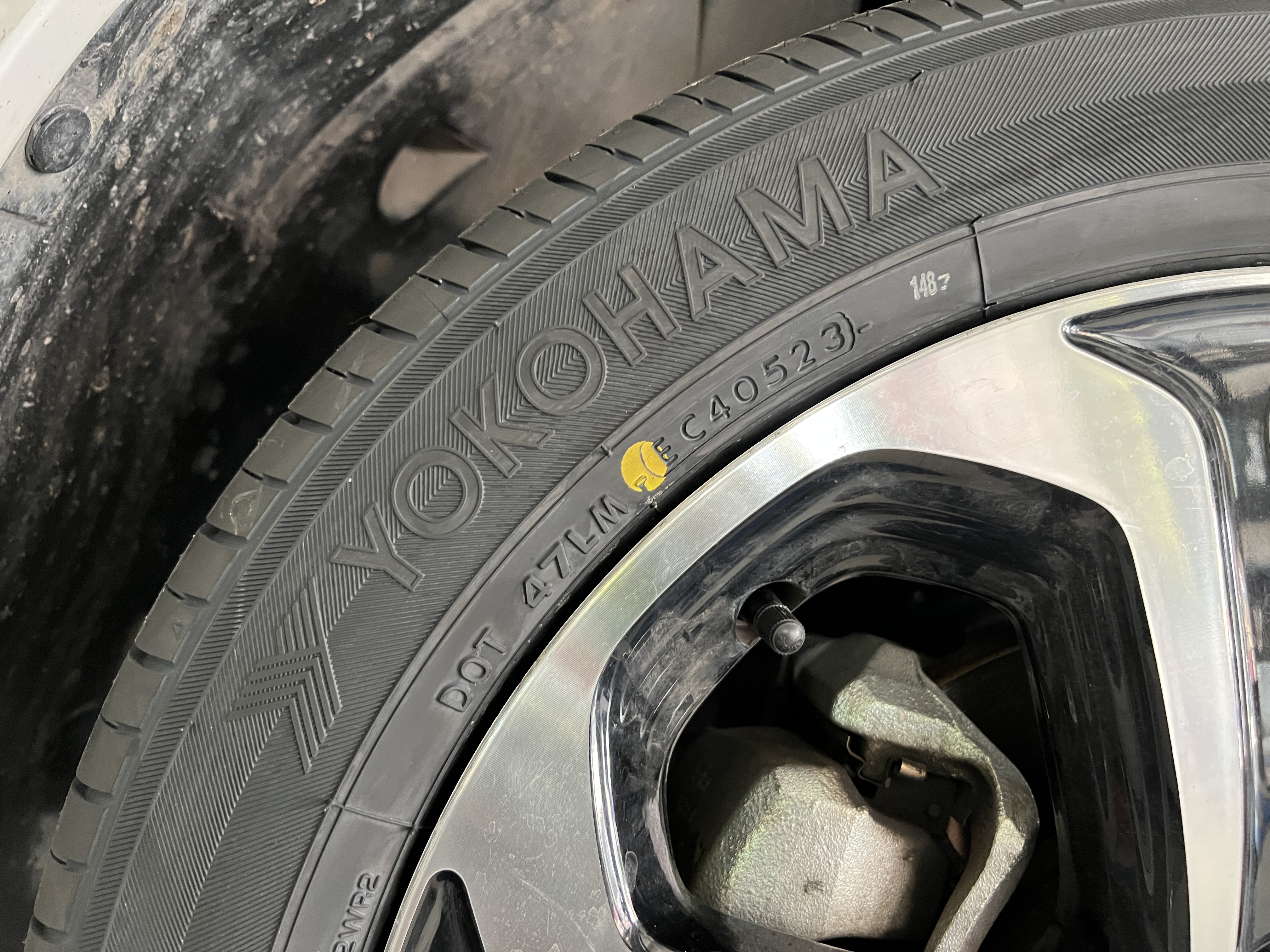HONDA HRV เปลี่ยนยางเบอร์เดิม รุ่นเดิม ตรงรุ่น ไว้ใจ YOKOHAMA ยางพรีเมี่ยมญี่ปุ่น พร้อมบริการติดตั้ง ครบจบที่เดียว [+] Yokohama Bluearth E70 [+] ขนาด 215/55R17 โปรโมชั่นราคาพิเศษ ติดต่อสอบถามเพิ่มเติม โทร : 08-6569-1915 บุ๊ก และทีมงาน ยินดีต้อนรับครับ 𝙊𝙪𝙧 𝙎𝙚𝙧𝙫𝙞𝙘𝙚 บริการทางร้าน เรารับทำอะไรบ้าง 🔧 ติดตั้งยางแบบไร้รอย 100% 🔧 บริการสลับยาง ตามอายุ 🔧 มียางรถยนต์ทุกยี่ห้อให้เลือกซื้อ 🔧 เช็คช่วงล่าง แก้ปัญหาให้ตรงจุด 🔧 บริการล้างลิ้นปีกผีเสื้อ 🔧 บริการเช็คระยะรถยนต์ 🔧 เปลี่ยนถ่ายของเหลวทั้งระบบ 🔧 ตั้งศูนย์ด้วยเครื่อง HUNTER นำเข้าจาก USA #รถยนต์มีปัญหาไม่รู้ต้องแก้ตรงไหน ทางเรายินดี ตรวจหาปัญหาและหาวิธีแก้ บอกลูกค้าก่อนลงมือทำเสมอราคาเป็นธรรมไม่เอาเปรียบ สบายใจคุณลูกค้า ---------------------------------- ดูแลให้คำปรึกษาทุกปัญหาคาใจ ไม่ทิ้งลูกค้า มีบริการหลังการขาย 【ให้ผู้เชี่ยวชาญของเรา ดูแลรถคุณ】 ร้านยางเจริญรุ่งเรือง ยินดีต้อนรับครับ #ยางรถยนต์ #yokohama #bluearth #E70