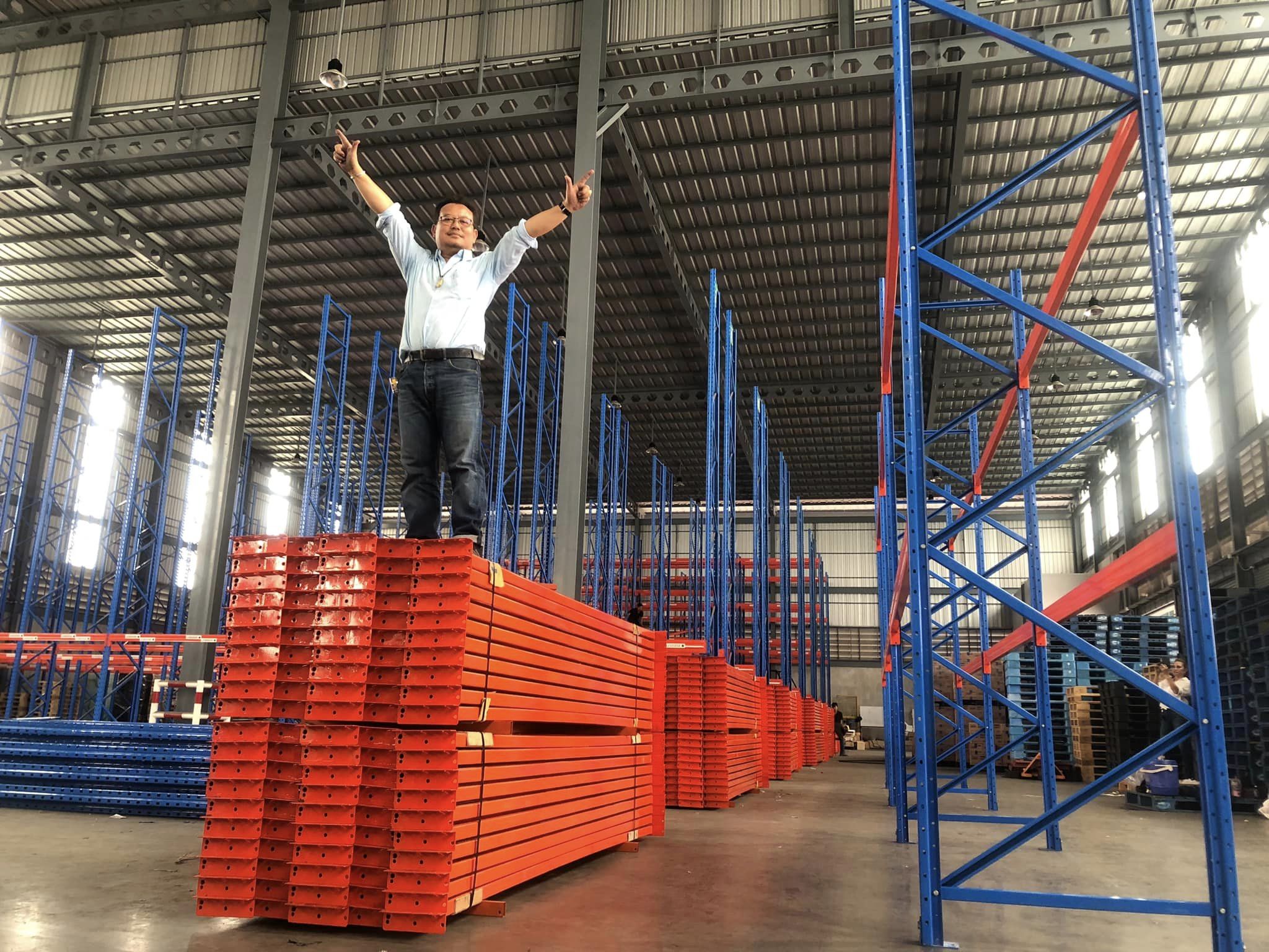 ชั้นวางของมือสอง วางในโกดังในคลังสินค้า