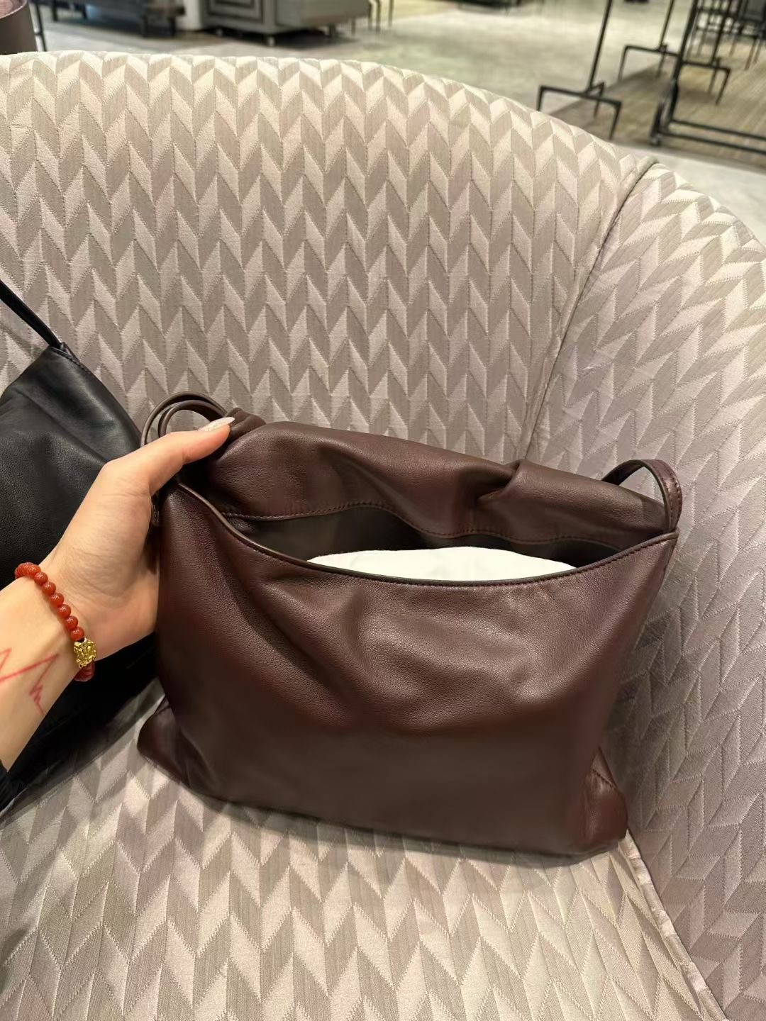 กระเป๋าหนังแกะ The Row Nan Shoulder Bag in Leather มี 2 สี มีกระเป๋าเล็กห้อย สินค้าใหม่ ของแท้