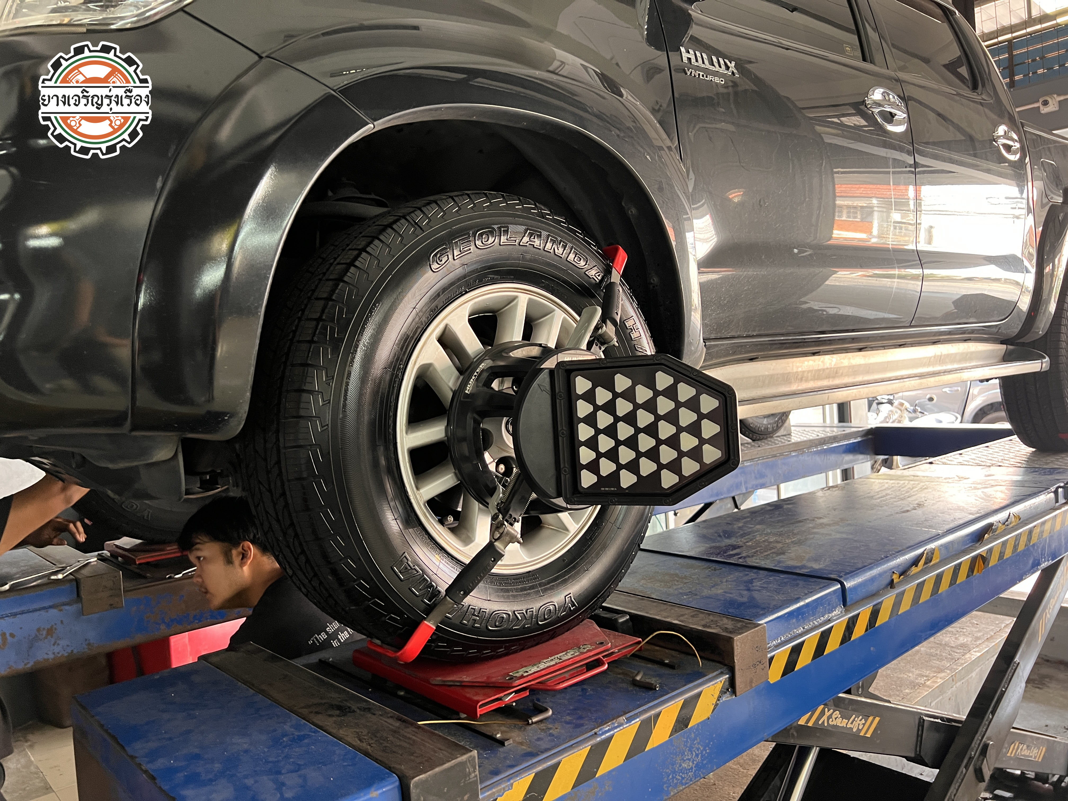 TOYOTA FORTUNER เข้ารับบริการเปลี่ยนยางรถยนต์เลือกใช้งานคุณภาพ ผลิตญี่ปุ่น [+] YOKOHAMA GEOLANDAR H/T G056 112H [+] ขนาด 265/65R17 โปรโมชั่นราคาพิเศษ ติดต่อสอบถามเพิ่มเติม โทร : 08-6569-1915 บุ๊ก และทีมงาน ยินดีต้อนรับครับ 𝙊𝙪𝙧 𝙎𝙚𝙧𝙫𝙞𝙘𝙚 บริการทางร้าน เรารับทำอะไรบ้าง 🔧 ติดตั้งยางแบบไร้รอย 100% 🔧 บริการสลับยาง ตามอายุ 🔧 มียางรถยนต์ทุกยี่ห้อให้เลือกซื้อ 🔧 เช็คช่วงล่าง แก้ปัญหาให้ตรงจุด 🔧 บริการล้างลิ้นปีกผีเสื้อ 🔧 บริการเช็คระยะรถยนต์ 🔧 เปลี่ยนถ่ายของเหลวทั้งระบบ 🔧 ตั้งศูนย์ด้วยเครื่อง HUNTER นำเข้าจาก USA #รถยนต์มีปัญหาไม่รู้ต้องแก้ตรงไหน ทางเรายินดี ตรวจหาปัญหาและหาวิธีแก้ บอกลูกค้าก่อนลงมือทำเสมอราคาเป็นธรรมไม่เอาเปรียบ สบายใจคุณลูกค้า ---------------------------------- ดูแลให้คำปรึกษาทุกปัญหาคาใจ ไม่ทิ้งลูกค้า มีบริการหลังการขาย 【ให้ผู้เชี่ยวชาญของเรา ดูแลรถคุณ】 ร้านยางเจริญรุ่งเรือง ยินดีต้อนรับครับ #ยางรถยนต์ #yokohama #geolandar #g056