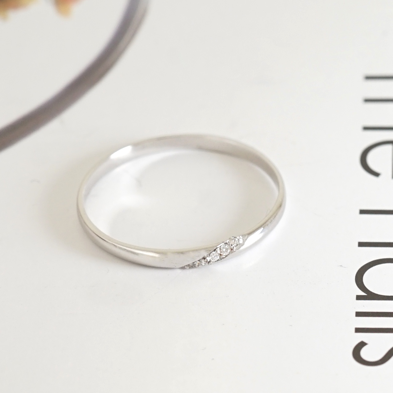 แหวนทองแท้สไตล์คลีนๆ มีกิมมิคเป็นเพชรแท้ไซส์มินิพาดผ่านตัวเรือน ใส่ขึ้นกับนิ้วแล้วรับรองว่าดูแพงแบบไม่เอะอะ Classy ที่สุดค่ะ