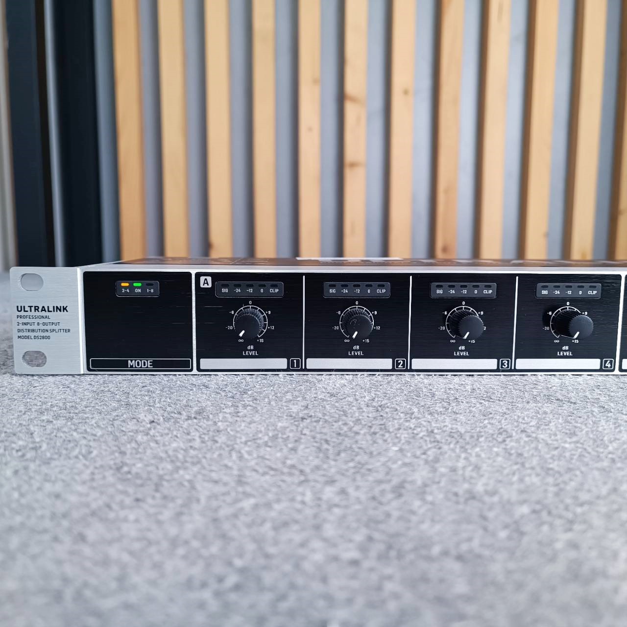 BEHRINGER DS-2800 ULTRALINK Microphone Splitter เครื่องแยกสัญญาณ 2-Input 8-Output โปรเซสเซอร์ DS 2800 DS2800 เอไอ-ไพศาล