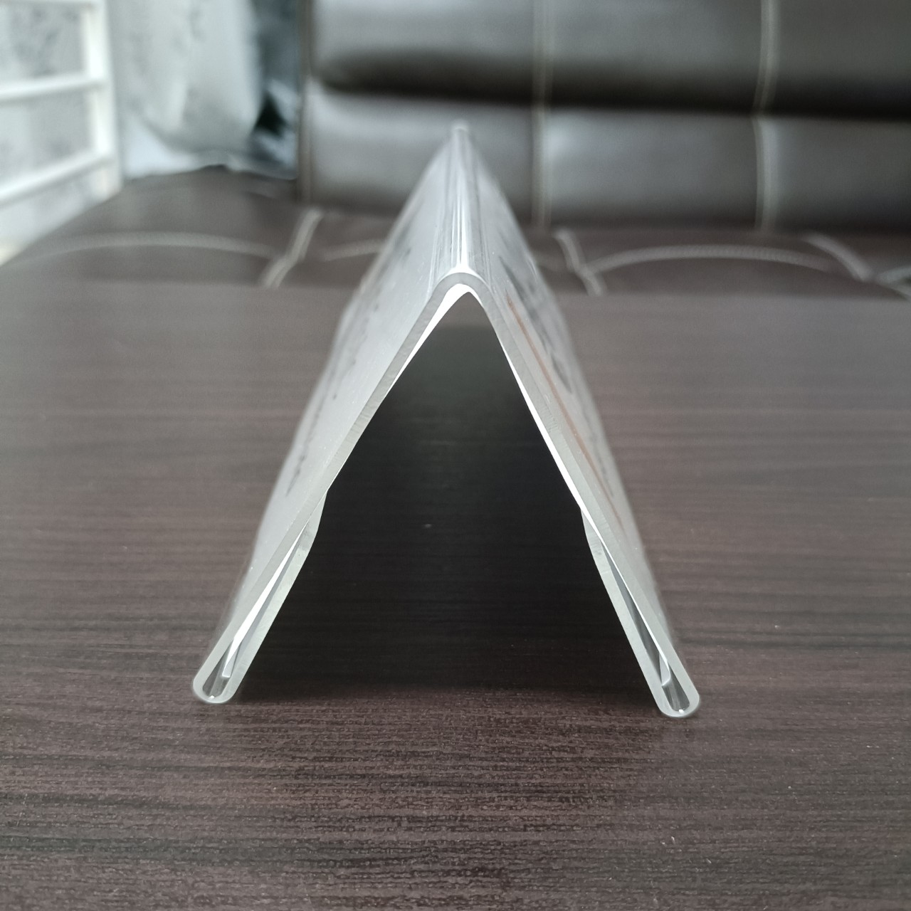 ป้ายอะคริลิคตั้งโต๊ะ 21.5x8 cm. (A5นอนพับครึ่ง) 2หน้า ทรง V ป้ายสามเหลี่ยม (V8)