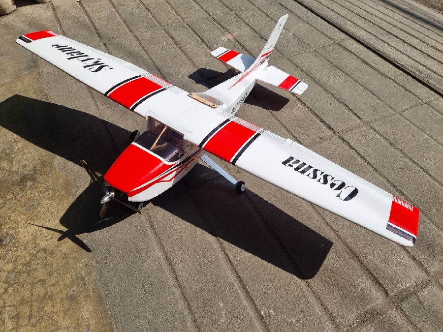 เครื่องบินโฟม Cessna Skylane 1.2M มีแฟลบ (สอบถามลายได้ที่ร้านค้า)