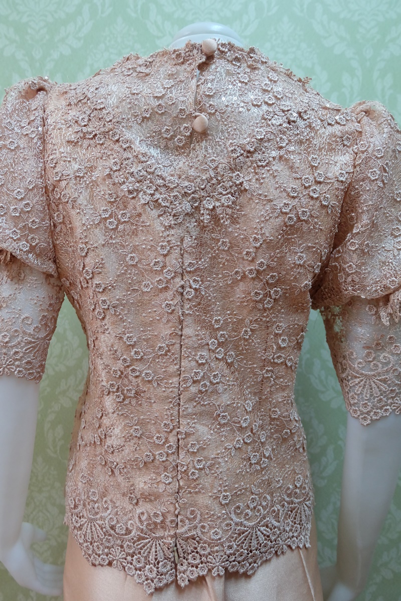 ชุดผ้าไหม แต่งด้วยลูกไม้ฝรั่งเศสทั้งตัว กระโปรงยาวอัดผ้ากาวทั้งตัว แขนยก สวยมาก เสื้อ+กระโปรงยาว เบอร 42