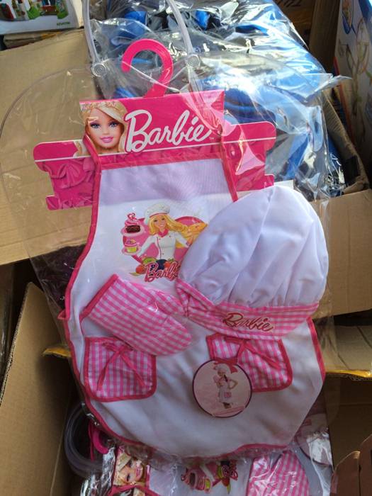 พร้อมส่ง 2018 เซ็ตผ้ากันเปื้อนเด็ก หมวก ถุงมือลายบาร์บี้ ของแท้