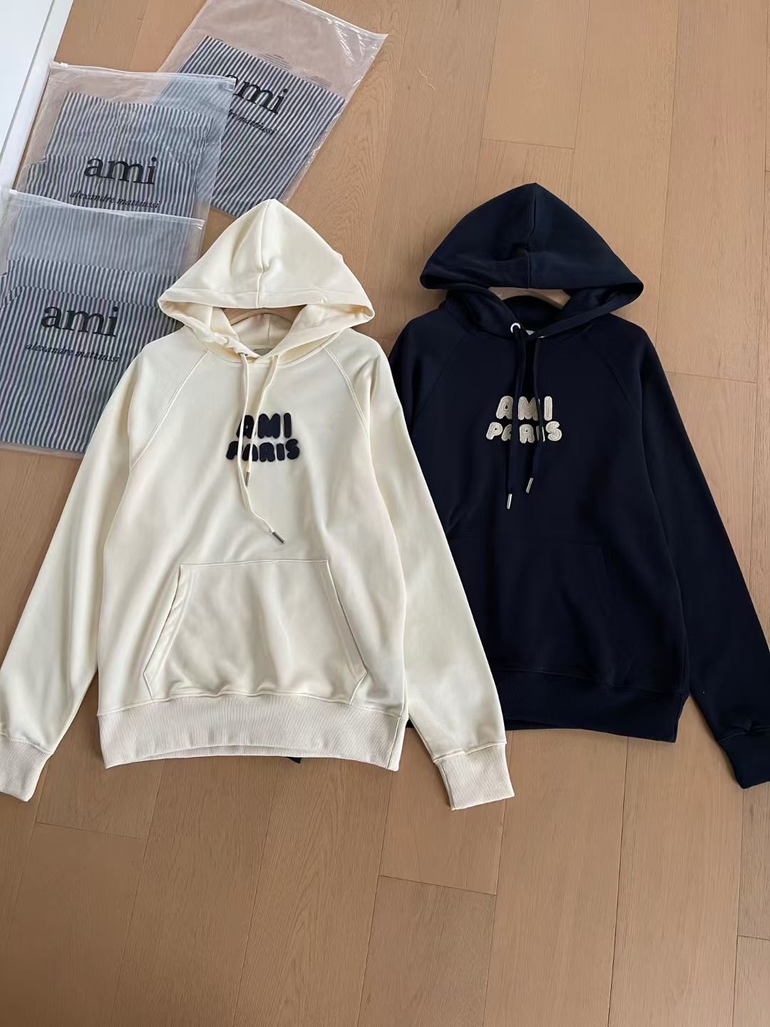 **do** เสื้อ AMI Paris logo hoodie ตัวอักษรนูน ใส่ได้ชาย หญิง มี 2สี สินค้าใหม่ ของแท้