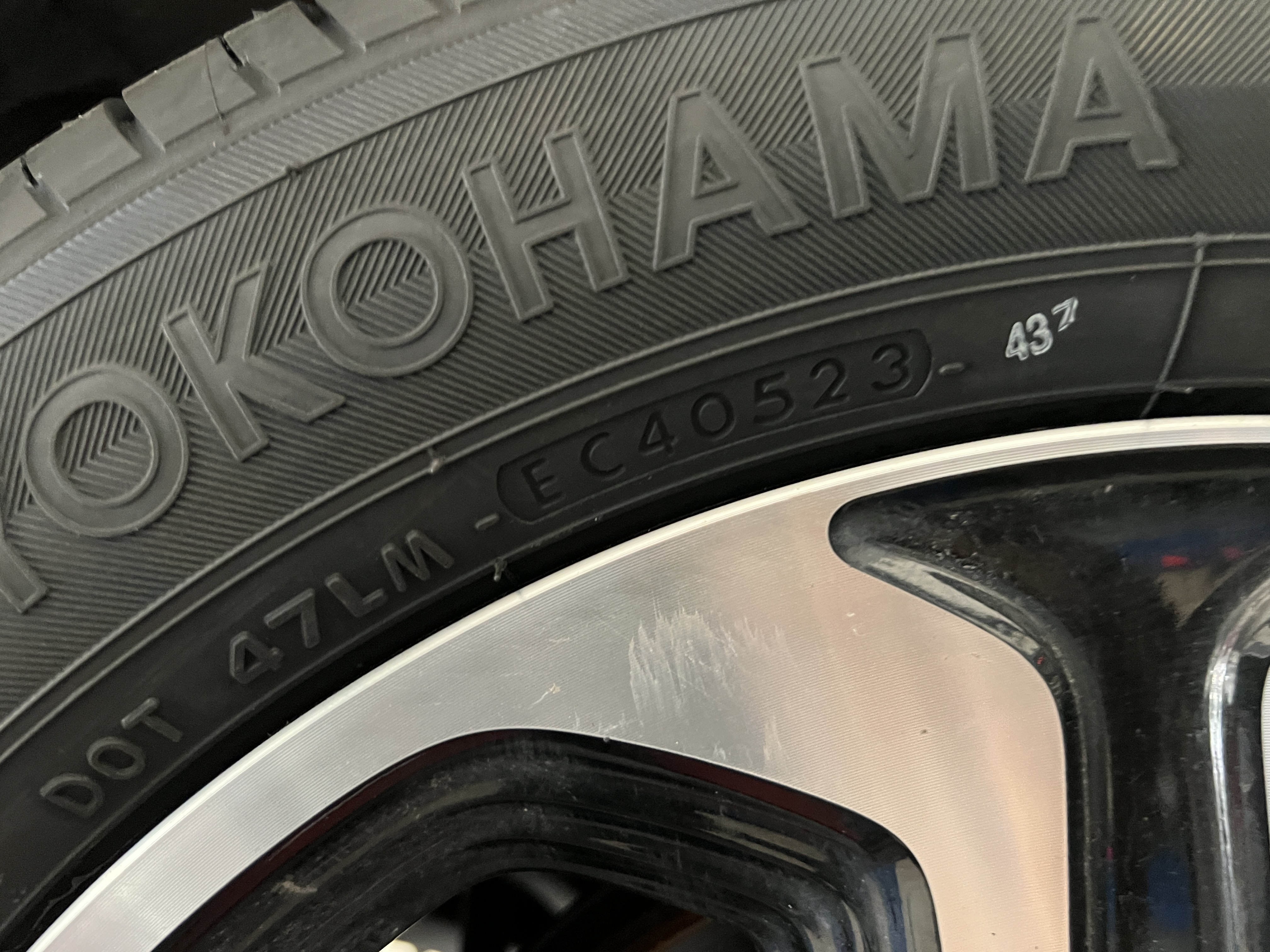 HONDA HRV เปลี่ยนยางเบอร์เดิม รุ่นเดิม ตรงรุ่น ไว้ใจ YOKOHAMA ยางพรีเมี่ยมญี่ปุ่น พร้อมบริการติดตั้ง ครบจบที่เดียว [+] Yokohama Bluearth E70 [+] ขนาด 215/55R17 โปรโมชั่นราคาพิเศษ ติดต่อสอบถามเพิ่มเติม โทร : 08-6569-1915 บุ๊ก และทีมงาน ยินดีต้อนรับครับ 𝙊𝙪𝙧 𝙎𝙚𝙧𝙫𝙞𝙘𝙚 บริการทางร้าน เรารับทำอะไรบ้าง 🔧 ติดตั้งยางแบบไร้รอย 100% 🔧 บริการสลับยาง ตามอายุ 🔧 มียางรถยนต์ทุกยี่ห้อให้เลือกซื้อ 🔧 เช็คช่วงล่าง แก้ปัญหาให้ตรงจุด 🔧 บริการล้างลิ้นปีกผีเสื้อ 🔧 บริการเช็คระยะรถยนต์ 🔧 เปลี่ยนถ่ายของเหลวทั้งระบบ 🔧 ตั้งศูนย์ด้วยเครื่อง HUNTER นำเข้าจาก USA #รถยนต์มีปัญหาไม่รู้ต้องแก้ตรงไหน ทางเรายินดี ตรวจหาปัญหาและหาวิธีแก้ บอกลูกค้าก่อนลงมือทำเสมอราคาเป็นธรรมไม่เอาเปรียบ สบายใจคุณลูกค้า ---------------------------------- ดูแลให้คำปรึกษาทุกปัญหาคาใจ ไม่ทิ้งลูกค้า มีบริการหลังการขาย 【ให้ผู้เชี่ยวชาญของเรา ดูแลรถคุณ】 ร้านยางเจริญรุ่งเรือง ยินดีต้อนรับครับ #ยางรถยนต์ #yokohama #bluearth #E70