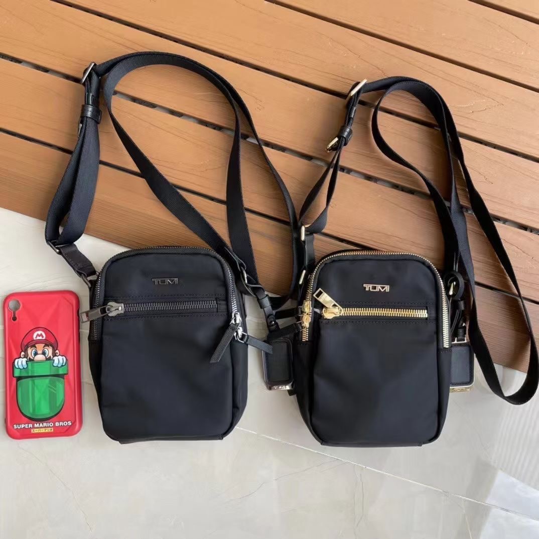 **do** กระเป๋าใบเล็กใส่โทรศัพท์หรือหนังสือเดินทาง TUMI Persia Crossbody มี 2 สีให้เลือก สินค้าใหม่ ของแท้