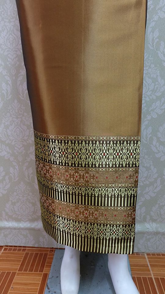 ผ้าถุงไหมสำเร็จรูป เนื้อดี สีน้ำตาลทอง สวยมาก เอว34นิ้วเลื่อนได้ถึง36นิ้ว