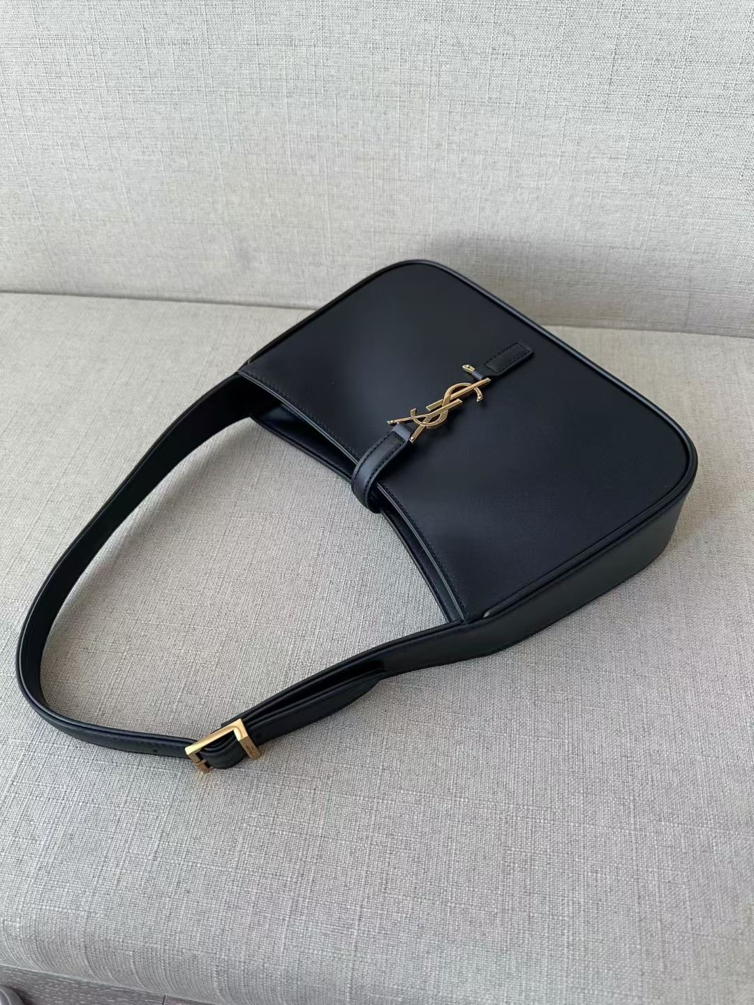 **Do** กระเป๋าหนัง YSL LE 5 À 7 IN SMOOTH LEATHER สินค้าใหม่ ของแท้
