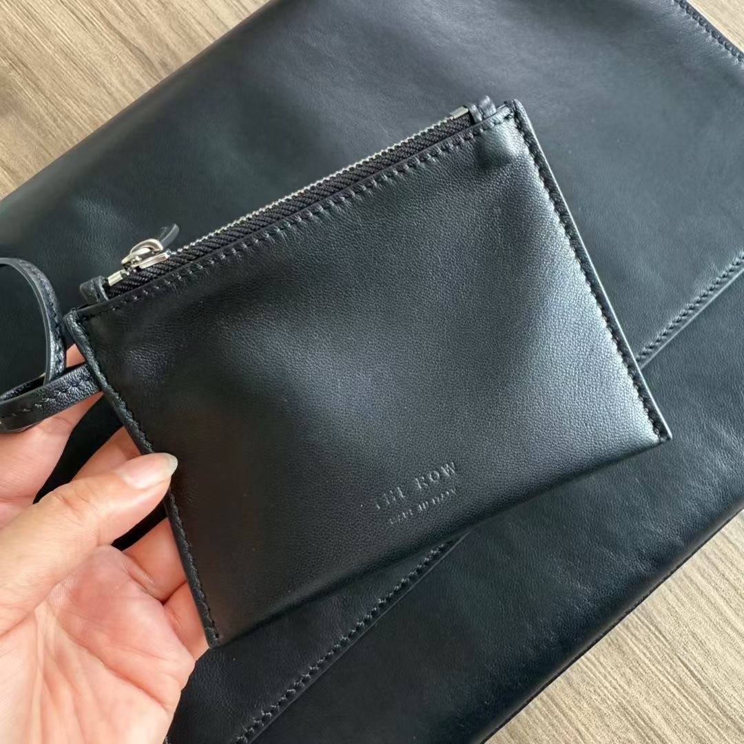 กระเป๋าหนังแกะ The Row Nan Shoulder Bag in Leather มี 2 สี มีกระเป๋าเล็กห้อย สินค้าใหม่ ของแท้