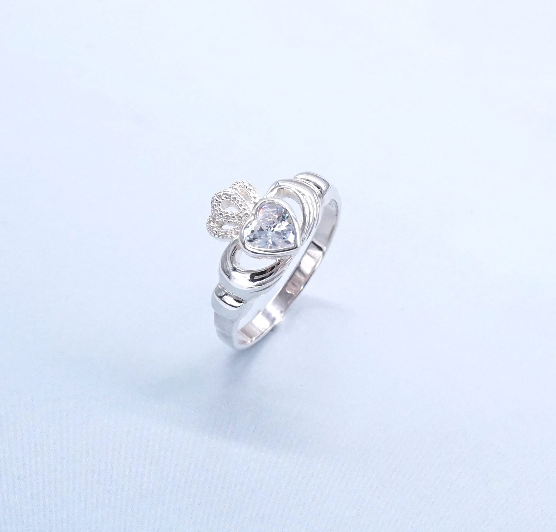 แหวนเงินแท้: แหวนมงกุฏหัวใจแหวนคลัดดาห์ (Claddagh ring) สัญลักษณ์แห่งความรัก และมิตรภาพ