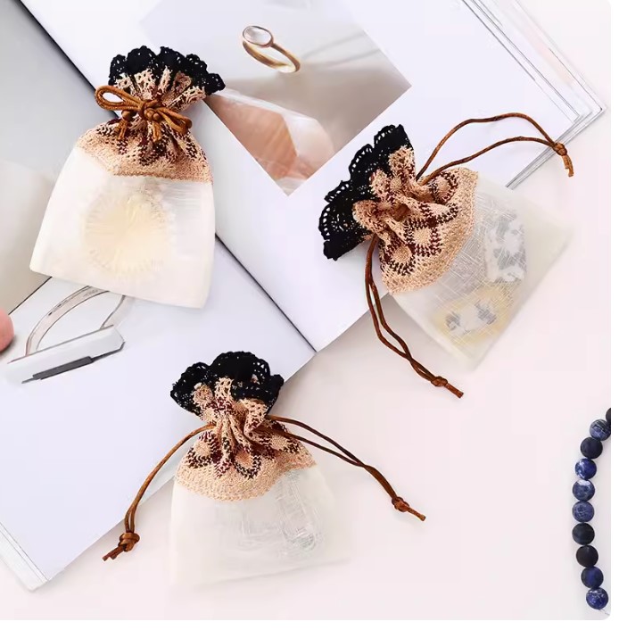 ถุงผ้าลูกไม้ ใส่ของชำร่วย โทนสีน้ำตาล เพิ่ม มูลค่า ให้กับ ของขวัญ ของคุณ ด้วยถุงผ้าใส่ของชำร่วย สวย ๆ 639537