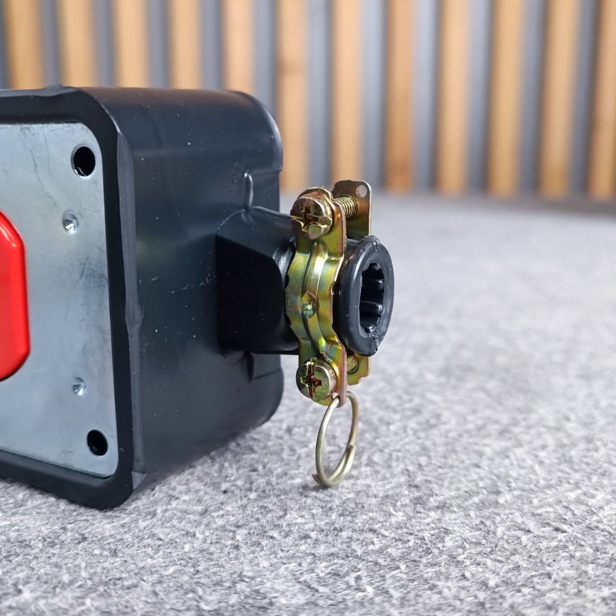 สีแดง บล็อคยางปลั๊กไฟ2ช่อง X-6 พร้อมเต้ารับคู่3ขา R270U-R สีแดง ปลั๊กไฟ ปลั๊กพร้อมเต้ารับ เอไอ-ไพศาล