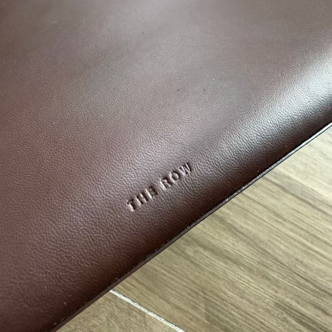 กระเป๋าหนังแกะ The Row Nan Shoulder Bag in Leather มี 2 สี มีกระเป๋าเล็กห้อย สินค้าใหม่ ของแท้