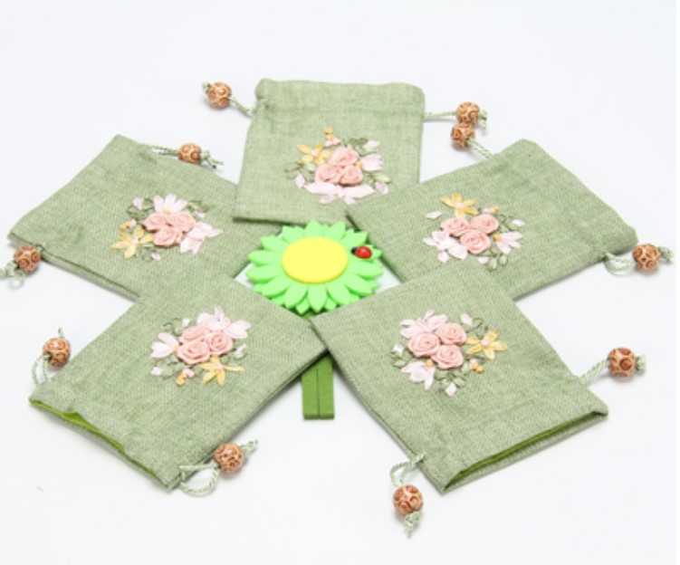 ถุงผ้ากระสอบ แต่งดอกไม้ ถุงผ้าใส่ของชำร่วย ขนาด 10x14 cm แบบน่ารัก สีหวาน ถุงผ้าเก๋ ๆ 536901