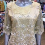 เสื้อลูกไม้แก้ว คอปกระบายผ้าแก้ว ซับด้วยผ้าต่วนอย่างดี ซิปหลัง สีครีมเหลือง แขน3ส่วน เบอร์ 4L อกเสื้อวัดเต็ม45 นิ้ว