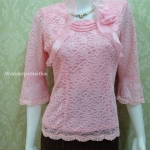 เสื้อลูกไม้แต่งผ้าแก้ว แขน3ส่วน คอประดับด้วยมุข3เส้น สีโอรสชมพู เบอร์ 36