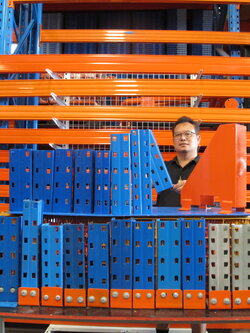 ชั้นวางของมือสองวางในโกดังในคลังสินค้ามือสอง