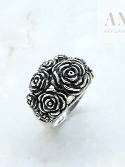 แหวนเงินแท้ลายดอกกุหลาบ (Silver Roses Ring)