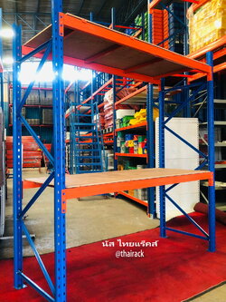 ชั้นเก็บสินค้าในคลังสินค้ามือสองปูพื้นไม้อัด