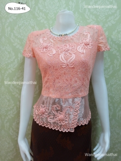 เสื้อลูกไม้ แต่งชายผ้าแก้ว สีโอรส เบอร์ M อกเสื้อ 35.5 นิ้ว