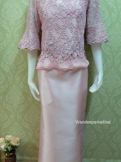 ชุดผ้าไหม แต่งด้วยลูกไม้ฝรั่งเศสทั้งตัว กระโปรงยาวอัดผ้ากาวทั้งตัว แขนสามส่วน สวยมาก เสื้อ+กระโปรงยาว สีชมพู เบอร 42