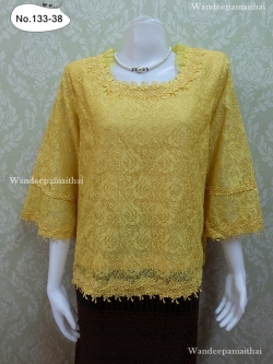 เสื้อลูกไม้ แขนสามส่วน คอระบายผ้าแก้ว ลูกไม้สีเหลืองไพร ปักมุขรอบคอ เบอร์ 52