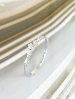 แหวนมินิมอล ตัวเรือนทองขาว ฝังเพชรแท้ น้ำหนักรวม 7 ตังค์ ( 0.07 Carat White Gold Ring)