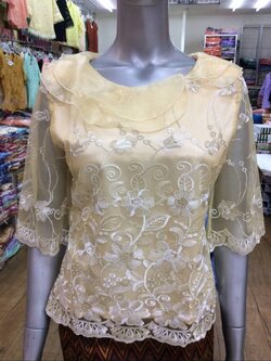 เสื้อลูกไม้แก้ว คอปกระบายผ้าแก้ว ซับด้วยผ้าต่วนอย่างดี ซิปหลัง สีครีมเหลือง แขน3ส่วน เบอร์ 4L อกเสื้อวัดเต็ม45 นิ้ว