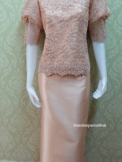 ชุดผ้าไหม แต่งด้วยลูกไม้ฝรั่งเศสทั้งตัว กระโปรงยาวอัดผ้ากาวทั้งตัว แขนยก สวยมาก เสื้อ+กระโปรงยาว เบอร 42