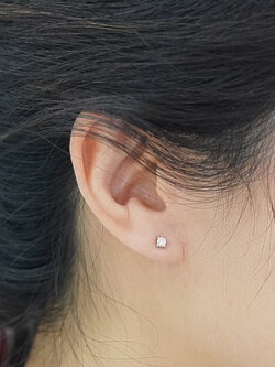 ต่างหูเพชรแท้ข้างละ 10 ตังค์ ดีไซน์เรียบหรูดูทันสมัย ตัวเรือนทองคำขาว 14K น้ำหนักเบา ใส่สบาย เหมาะกับสาวๆ ที่รักความมั่นใจ ใส่แล้วป๊อปปังทุกองศาค่ะ