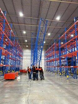 ชั้นวางพาเลทในคลังสินค้ามือสองสภาพใหม่มาก