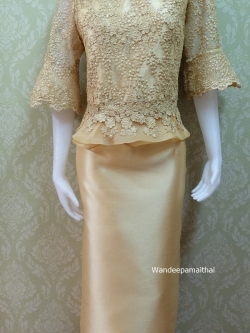 ชุดผ้าไหม แต่งด้วยลูกไม้ฝรั่งเศสทั้งตัว กระโปรงยาวอัดผ้ากาวทั้งตัว แขนสามส่วน สวยมาก เสื้อ+กระโปรงยาว สีทอง เบอร 42