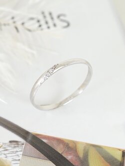 แหวนทองแท้สไตล์คลีนๆ มีกิมมิคเป็นเพชรแท้ไซส์มินิพาดผ่านตัวเรือน ใส่ขึ้นกับนิ้วแล้วรับรองว่าดูแพงแบบไม่เอะอะ Classy ที่สุดค่ะ