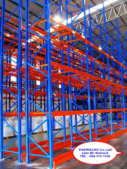 ชั้นวางพาเลทมือสองวางในโรงงานอุตสาหกรรม