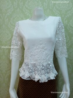 เสื้อผ้าไหมญี่ปุ่นแต่งลูกไม้นอก ปักมุขรอบคอ ชายแต่งผ้าแก้ว สีขาว เบอร์ 38