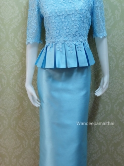 ชุดผ้าไหมอิตาลี อัดผ้ากาวทั้งตัว แต่งด้วยลูกไม้ฝรั่งเศสทั้งด้านหน้าและด้านหลัง แขนสามส่วน สีฟ้า เสื้อ+กระโปรงยาว เบอร์ 38