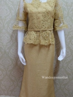 ชุดผ้าไหมญี่ปุ่น กระโปรงทรงหางปลา อัดผ้ากาวทั้งตัว ด้านหน้าแต่งด้วยลูกไม้นอก แขนสามส่วน สีน้ำตาล เสื้อ+กระโปรงยาวทรงหางปลา เบอร์ 36