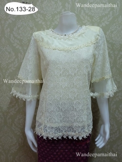 เสื้อลูกไม้ แขนสามส่วน ด้านหน้าและปลายแขน แต่งผ้าแก้ว ปักมุขรอบคอ สีครีมอ่อน เบอร์ 52