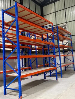 ชั้นวางของชั้นวางสินค้าในโกดังในคลังสินค้าและโรงงานอุตสาหกรรม แบบปูพื้นไม้อัด