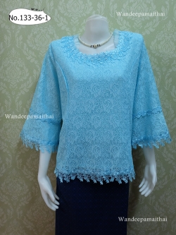 เสื้อลูกไม้ แขนสามส่วน คอระบายผ้าแก้ว ปักมุขรอบคอ สีฟ้า เบอร์ 48