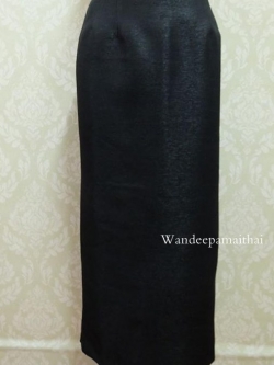 กระโปรงสำเร็จรูป ผ้าไหมญี่ปุ่น อัดผ้ากาวทั้งตัว ผ่าหลัง สีดำ เอว 37 นิ้ว