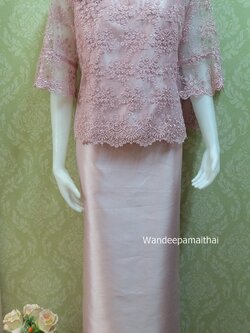 ชุดผ้าไหมอิตตาลี ด้านหน้าแต่งลูกไม้ฝรั่งเศส กระโปรงยาวอัดผ้ากาวทั้งตัว แขนสามส่วน เสื้อ+กระโปรงยาว สีชมพูกลีบบัว เบอร์ 46