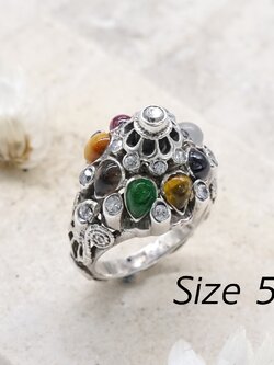 แหวนนพเก้าตัวเรือนเงินแท้ ฝังพลอยเก้าชนิดตรงตามตำรา นำความโชคดีและเสริมสิริมงคลรอบด้านให้กับผู้สวมใส่ค่ะ